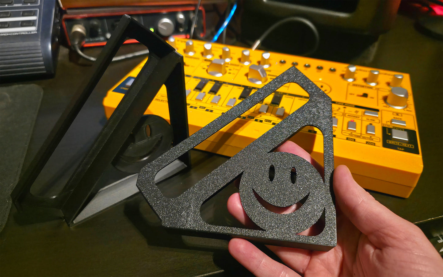 Desktop Stand for Behringer TD-3 | 45º